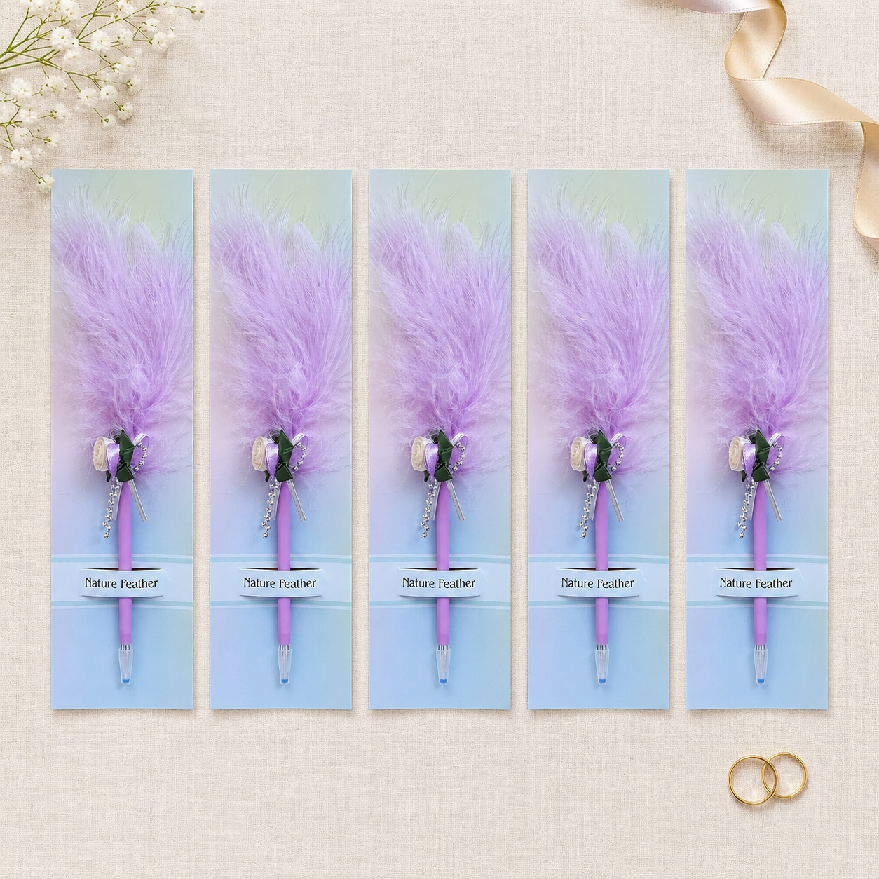 🕊️ Mărturii de Nuntă: Set 5 Pixuri Elegante „Feather Writer” cu Pană și Accesoriu Florale