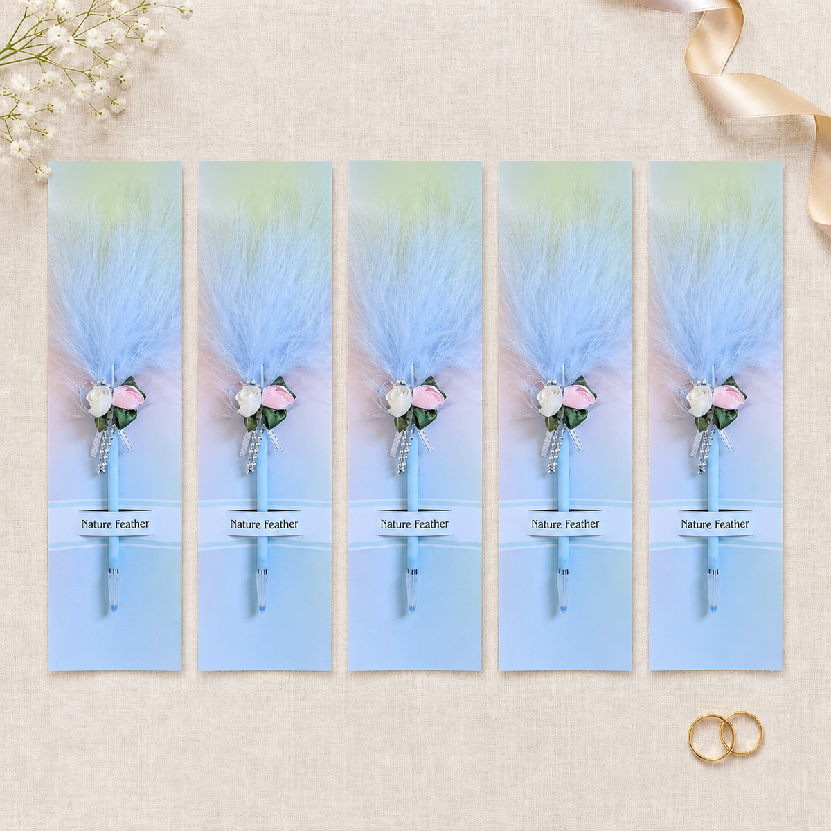 🕊️ Mărturii de Nuntă: Set 5 Pixuri Elegante „Feather Writer” cu Pană și Accesoriu Florale