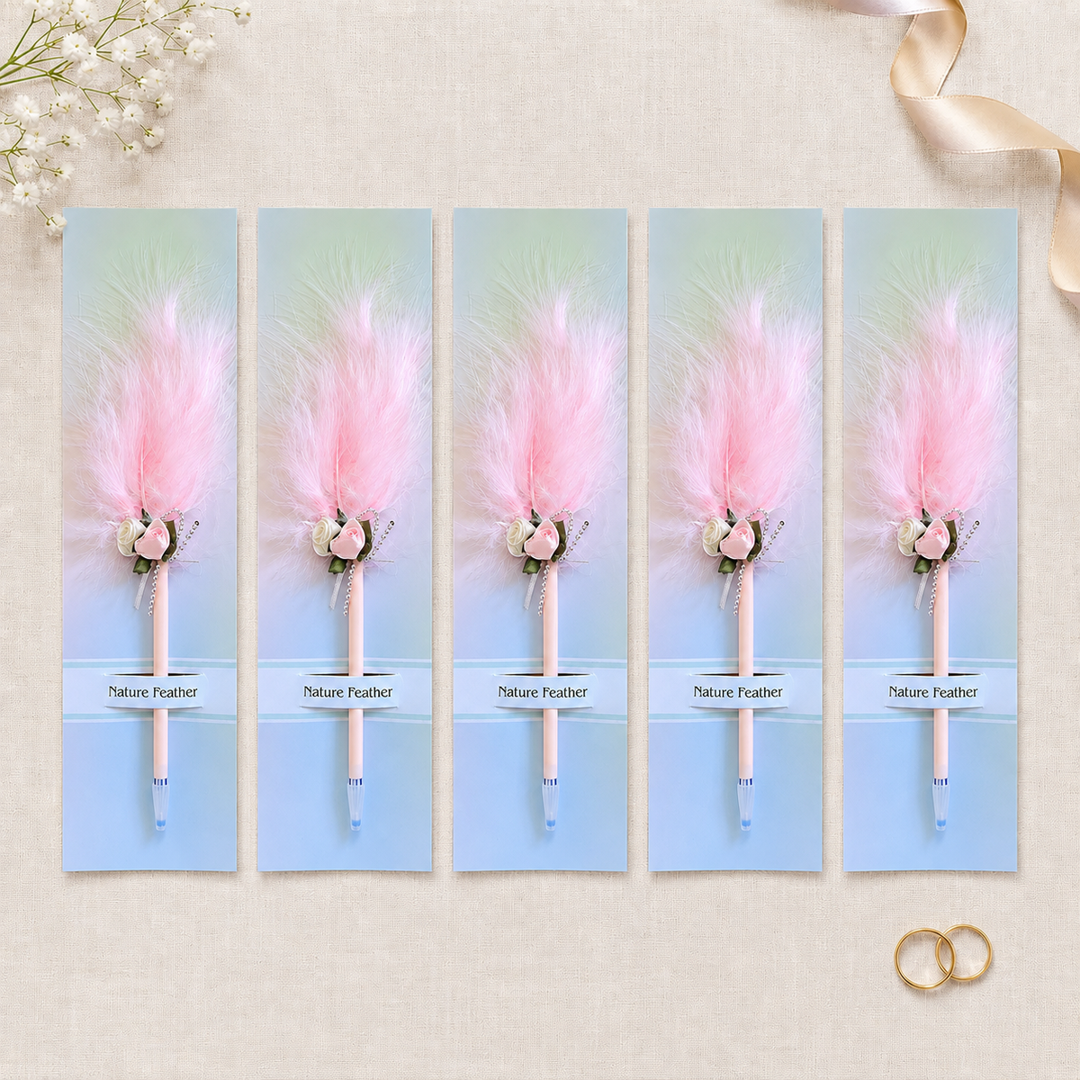 🕊️ Mărturii de Nuntă: Set 5 Pixuri Elegante „Feather Writer” cu Pană și Accesoriu Florale
