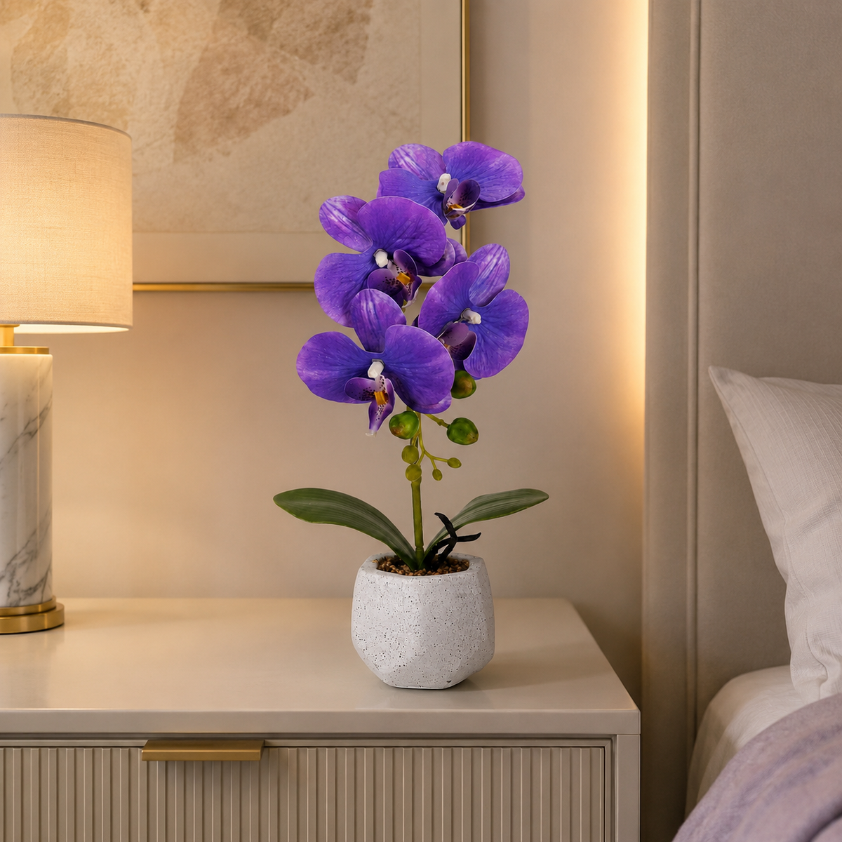 Orhidee Artificială Decorativă în Ghiveci Ceramic – Eleganță Naturală pentru Orice Interior