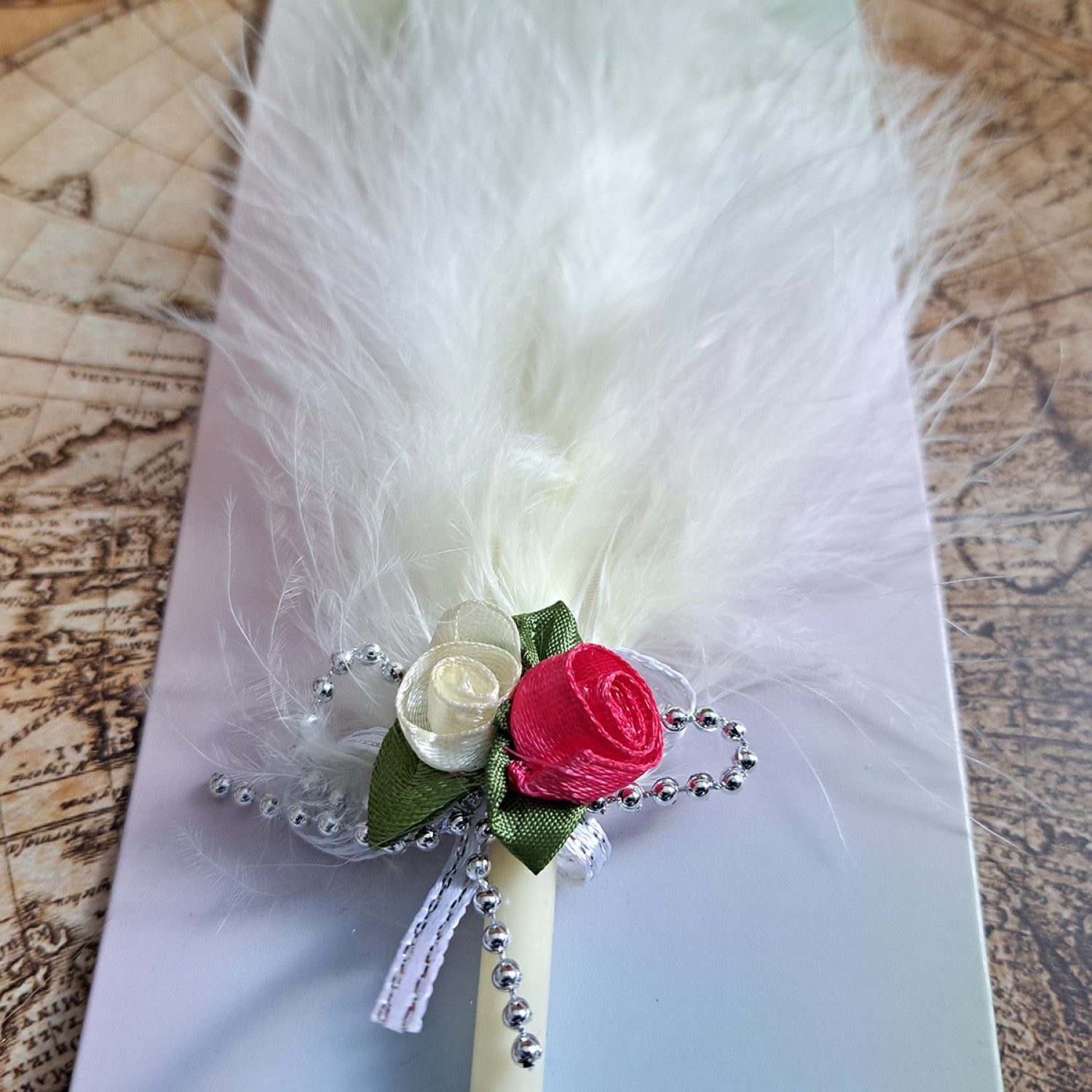 🕊️ Mărturii de Nuntă: Set 5 Pixuri Elegante „Feather Writer” cu Pană și Accesoriu Florale
