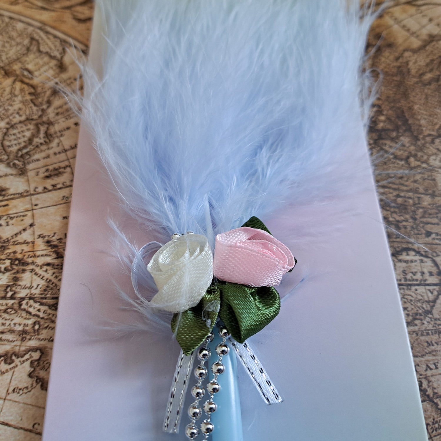 🕊️ Mărturii de Nuntă: Set 5 Pixuri Elegante „Feather Writer” cu Pană și Accesoriu Florale