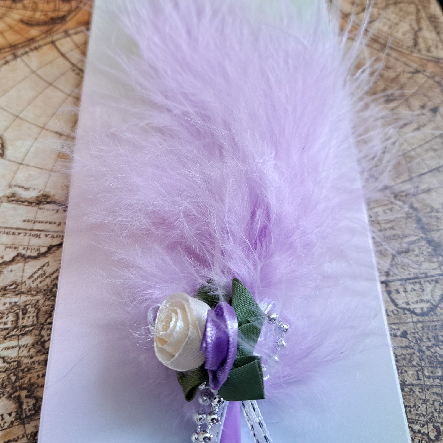 🕊️ Mărturii de Nuntă: Set 5 Pixuri Elegante „Feather Writer” cu Pană și Accesoriu Florale
