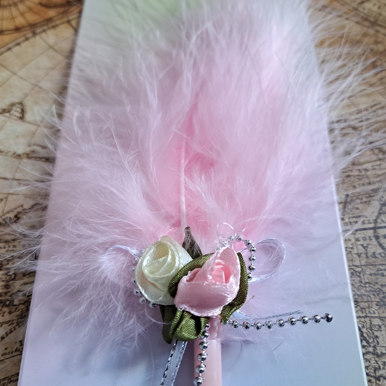 🕊️ Mărturii de Nuntă: Set 5 Pixuri Elegante „Feather Writer” cu Pană și Accesoriu Florale