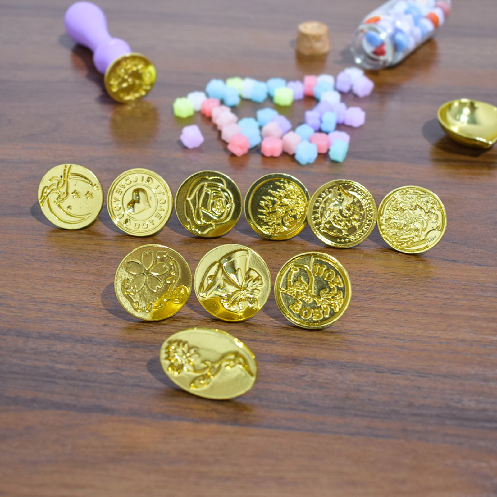 PACHET PROMOTIONAL: Set 10 piese, stampile, pentru sigiliu cu ceara, Auriu + Set ceara multicolora, 10 culori, 45g, multicolor, D5222+D5221